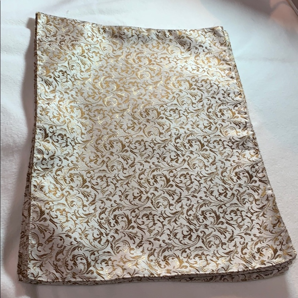 Placemats Set of 4 Luxury Home Like New - Picture 4 of 4